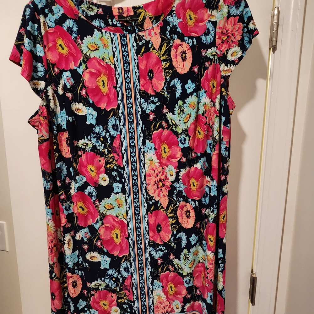 Women's plus size flowered midi dress